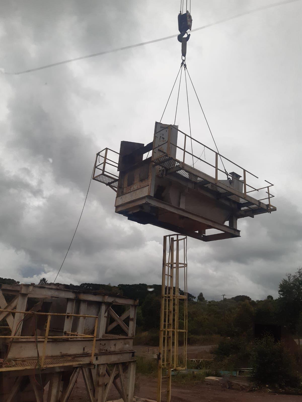Operação de içamento com planejamento técnico